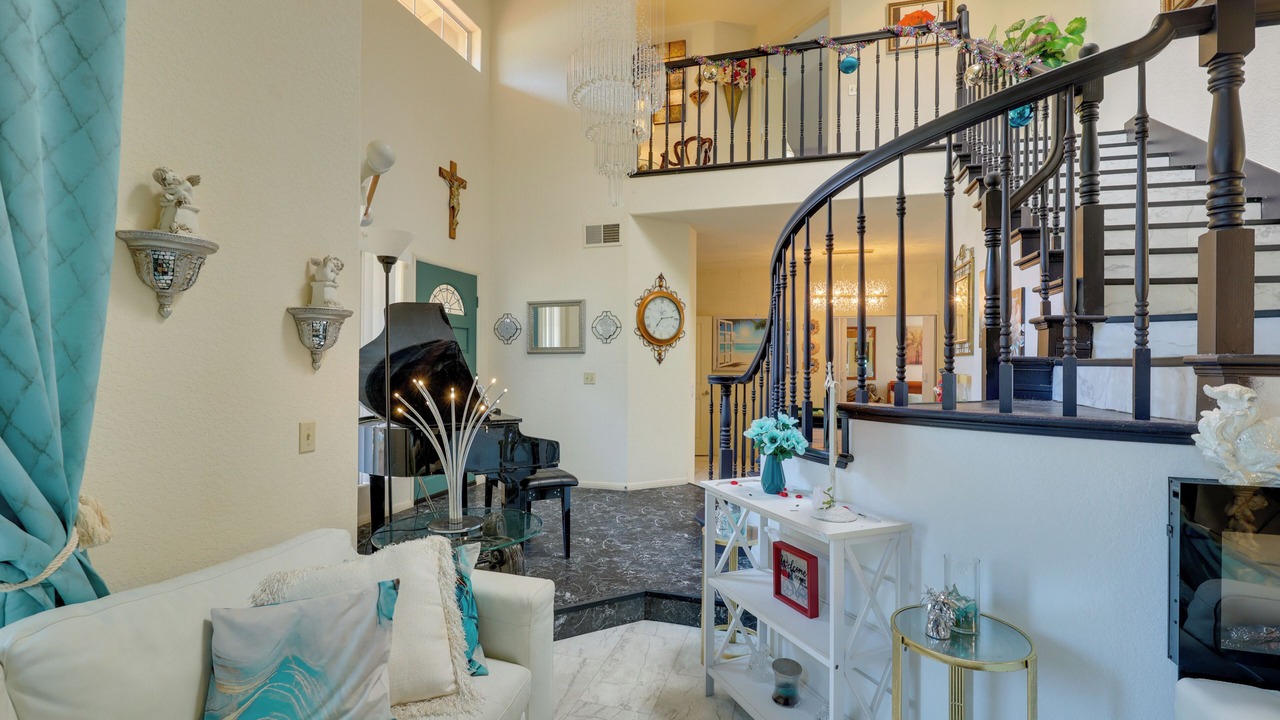 Photo of Livingroom in North Valley