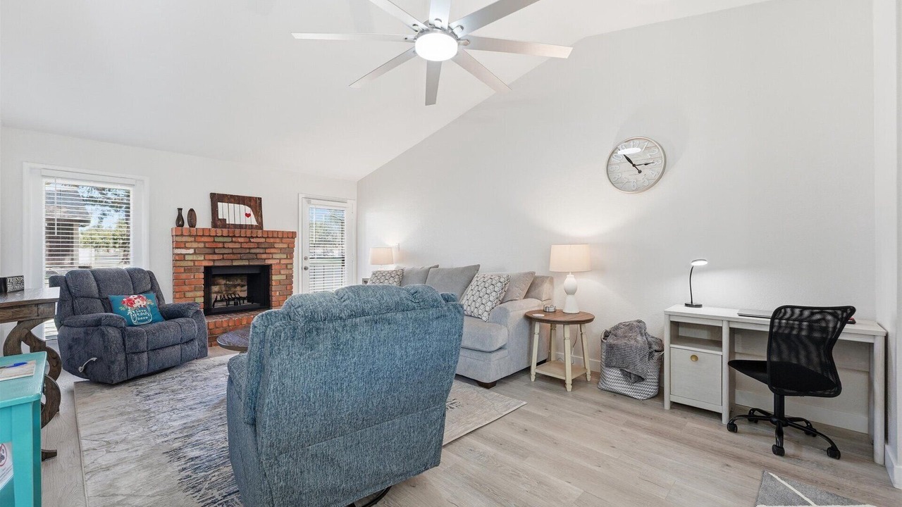 Photo of Livingroom in Bellair
