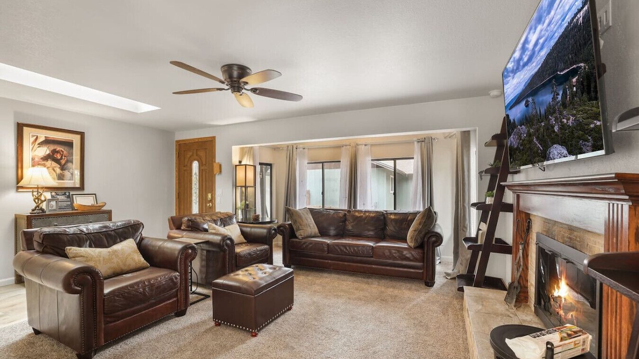 Photo of Livingroom in Black Bart