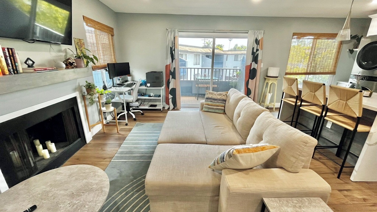 Photo of Livingroom in Midway-Pacific Highway