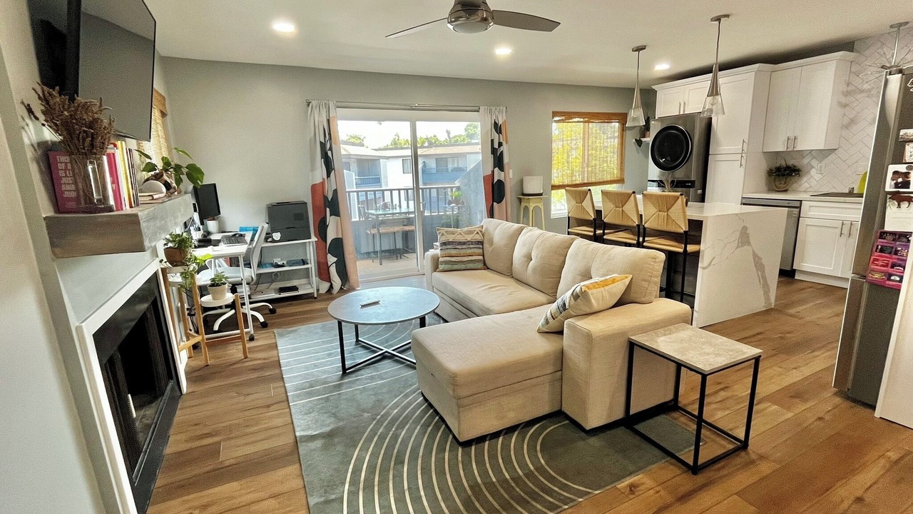 Photo of Livingroom in Midway-Pacific Highway