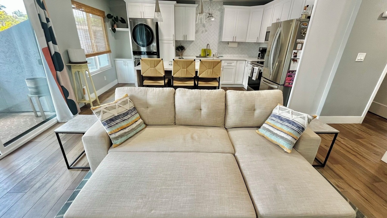 Photo of Livingroom in Midway-Pacific Highway