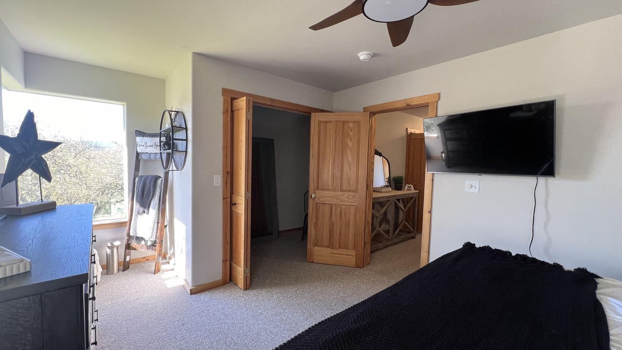 Photo of Bedroom in Oak Shores