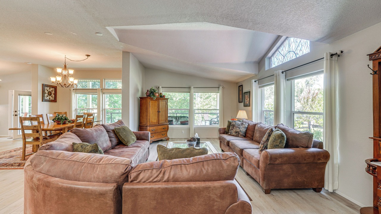 Photo of Livingroom in Shady Cove
