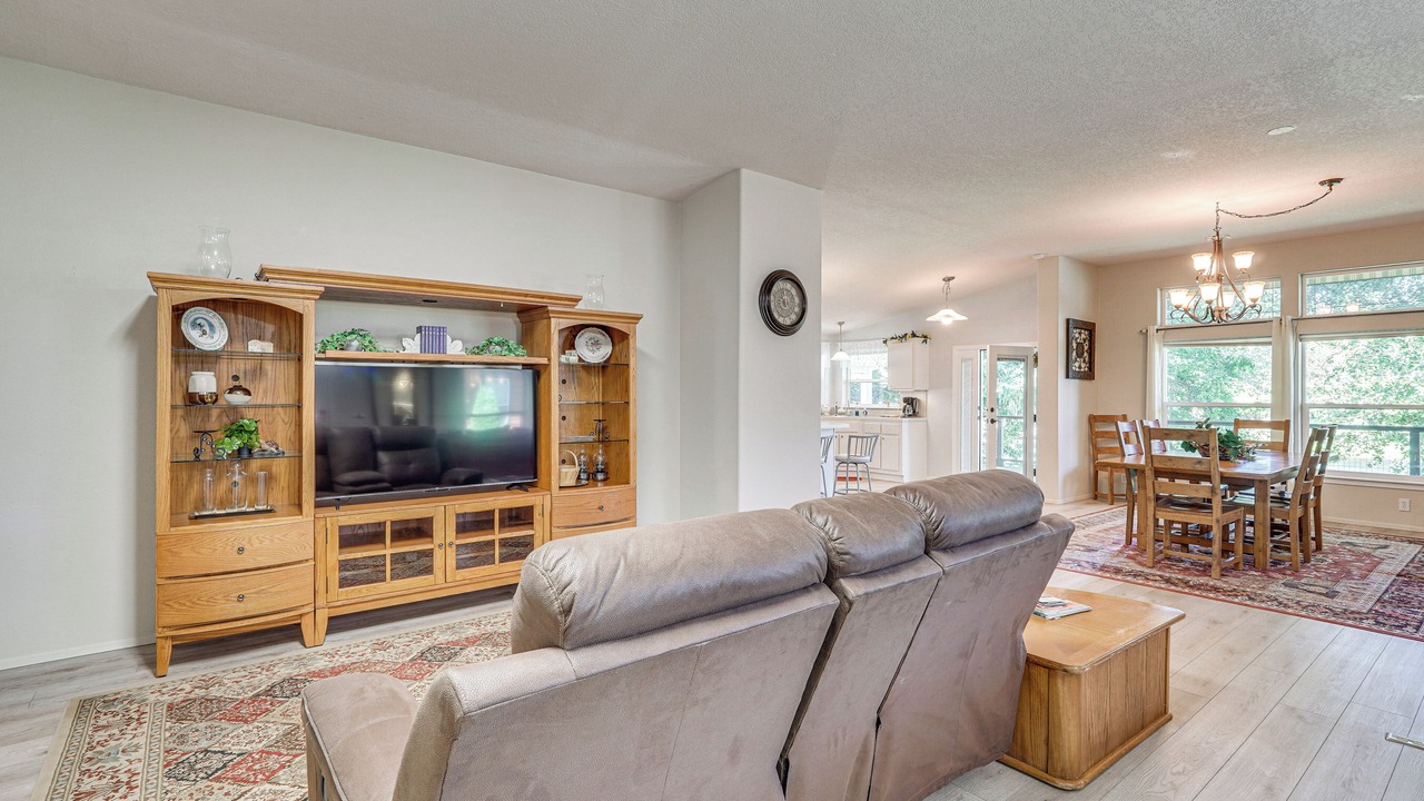 Photo of Livingroom in Shady Cove