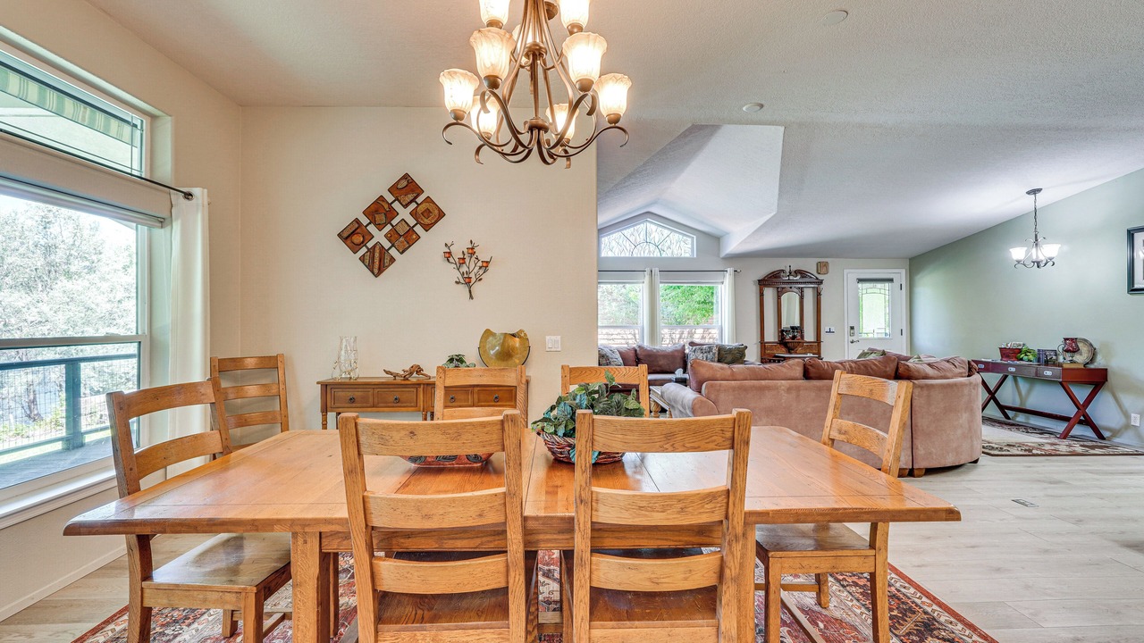 Photo of Livingroom in Shady Cove