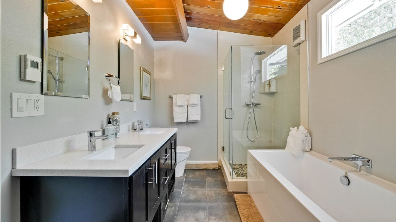 Photo of Bathroom in Duveneck - St. Francis