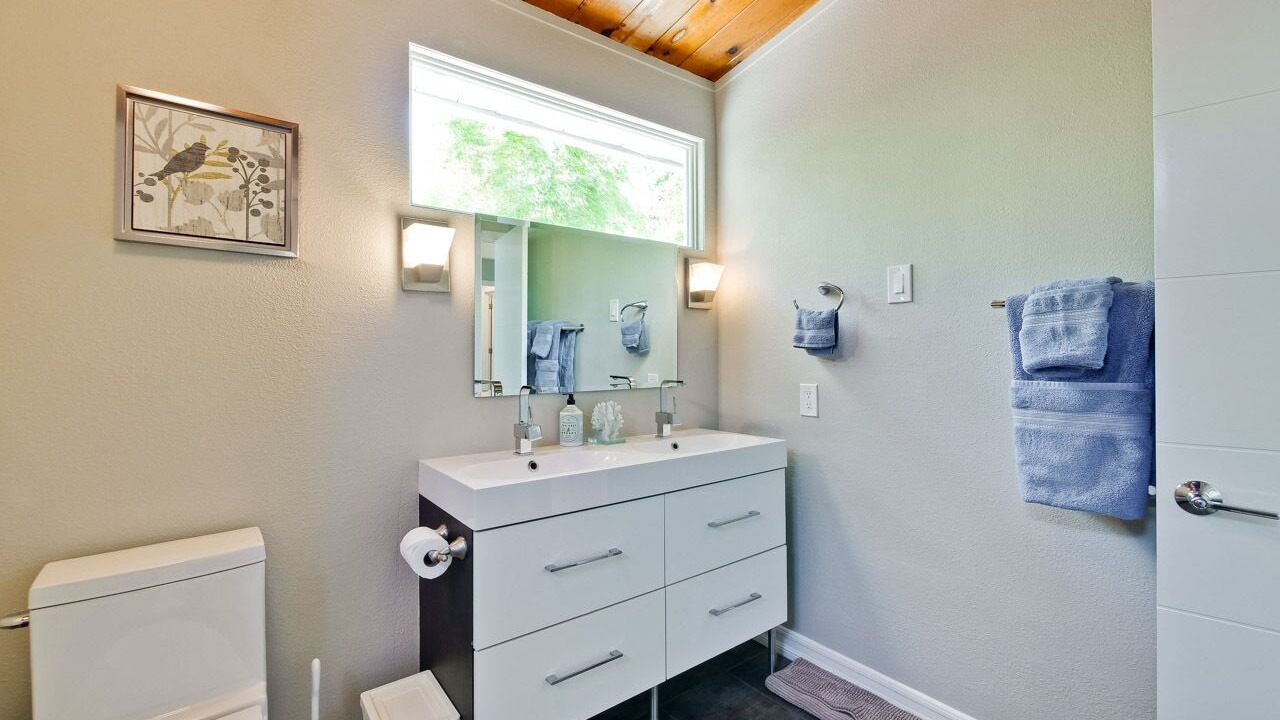Photo of Bathroom in Duveneck - St. Francis