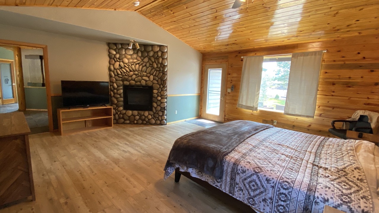 Photo of Bedroom in Weed