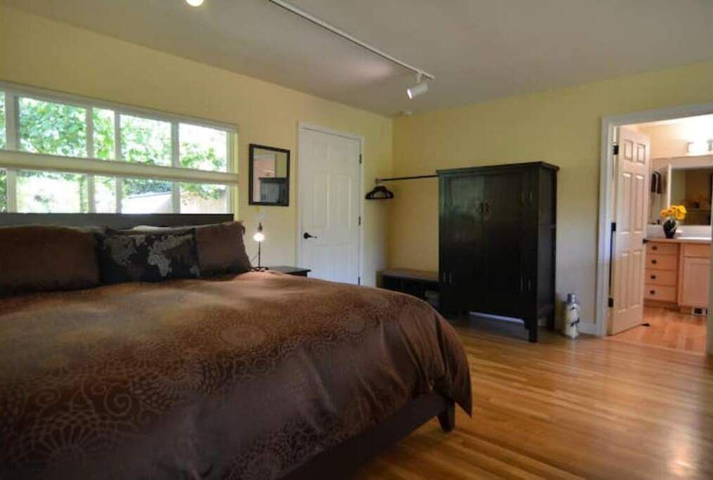Photo of Bedroom in Amazon