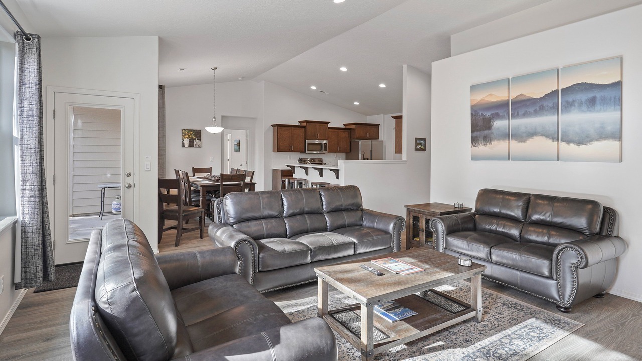 Photo of Livingroom in Oregon Water Wonderland