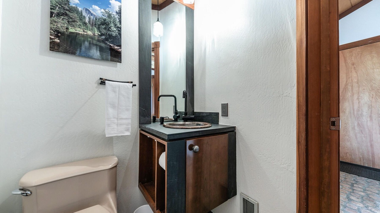 Photo of Bathroom in Twin Peaks