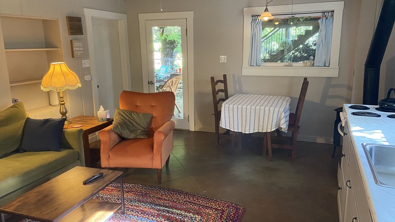 Photo of Livingroom in Cloverdale