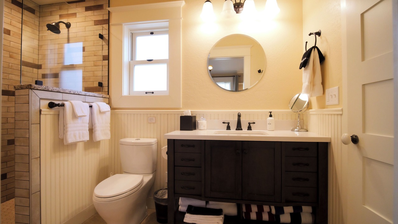 Photo of Bathroom in Siskiyou-Hargadine Historic District