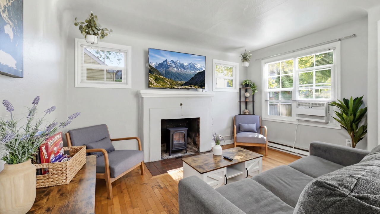 Photo of Livingroom in College Hill