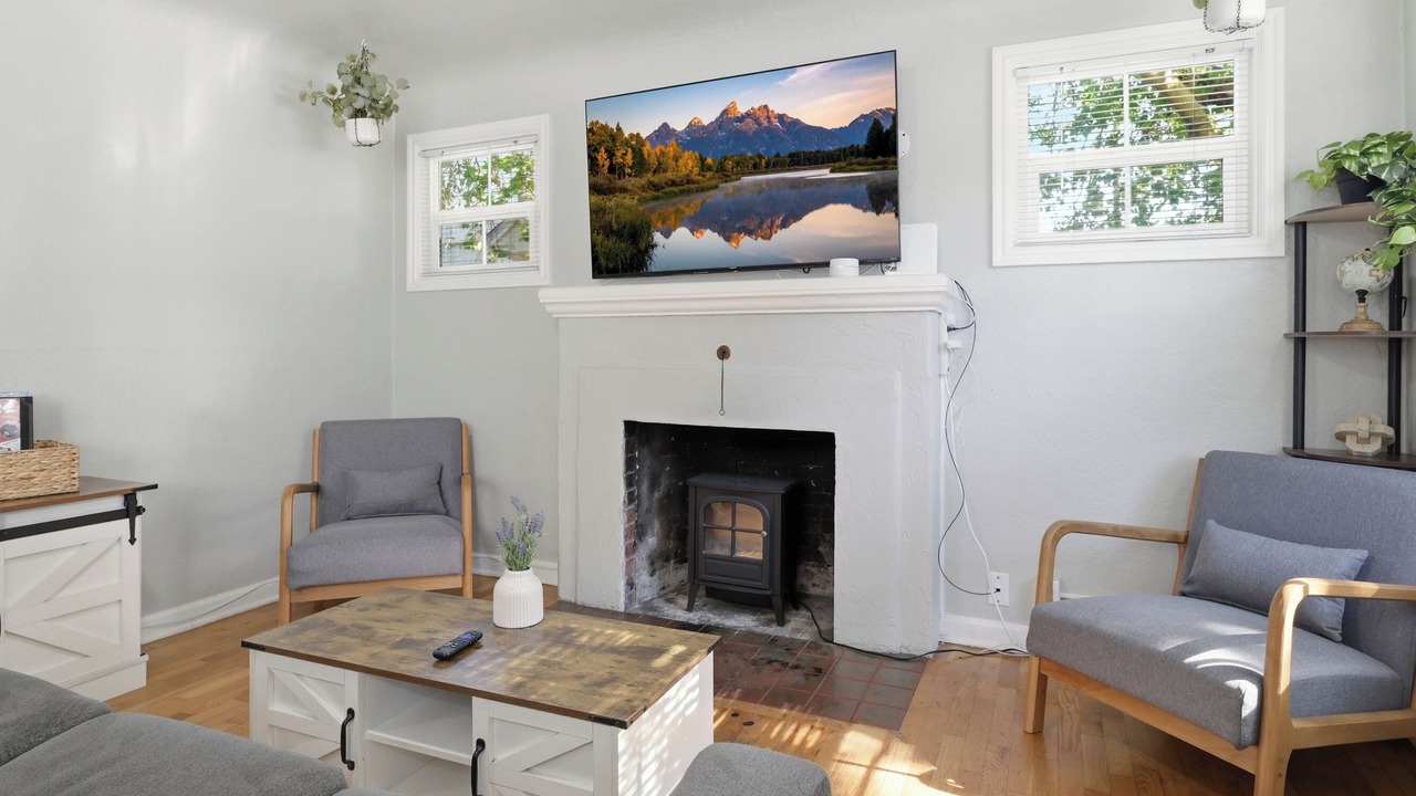 Photo of Livingroom in College Hill