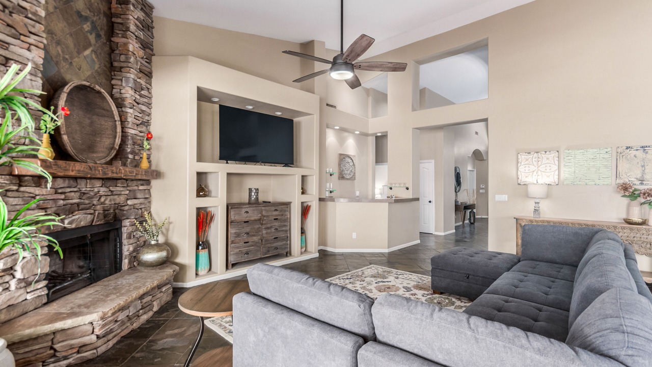 Photo of Livingroom in Foothills Club West
