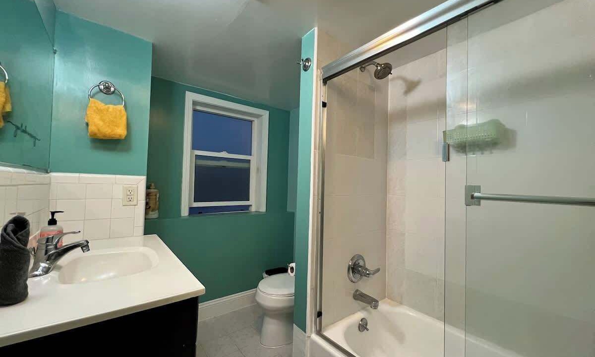 Photo of Bathroom in Oakland Ave - Harrison St