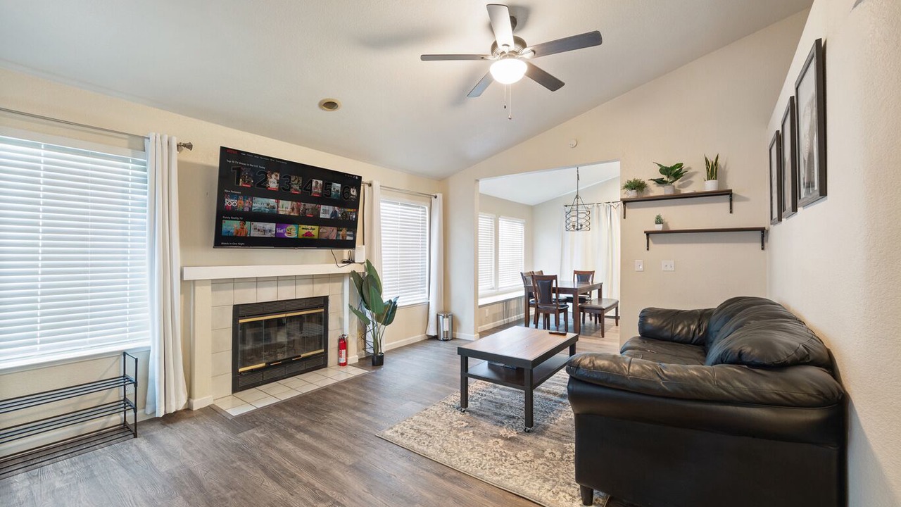 Photo of Livingroom in Southwestern Sacramento