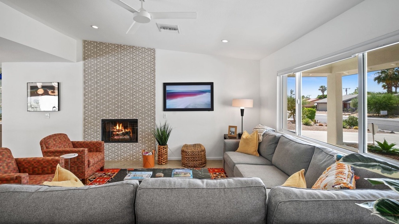 Photo of Livingroom in Racquet Club West