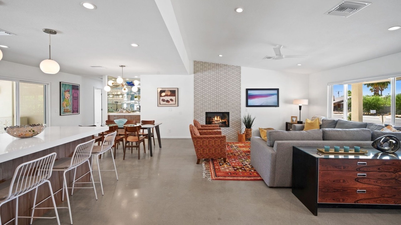Photo of Livingroom in Racquet Club West
