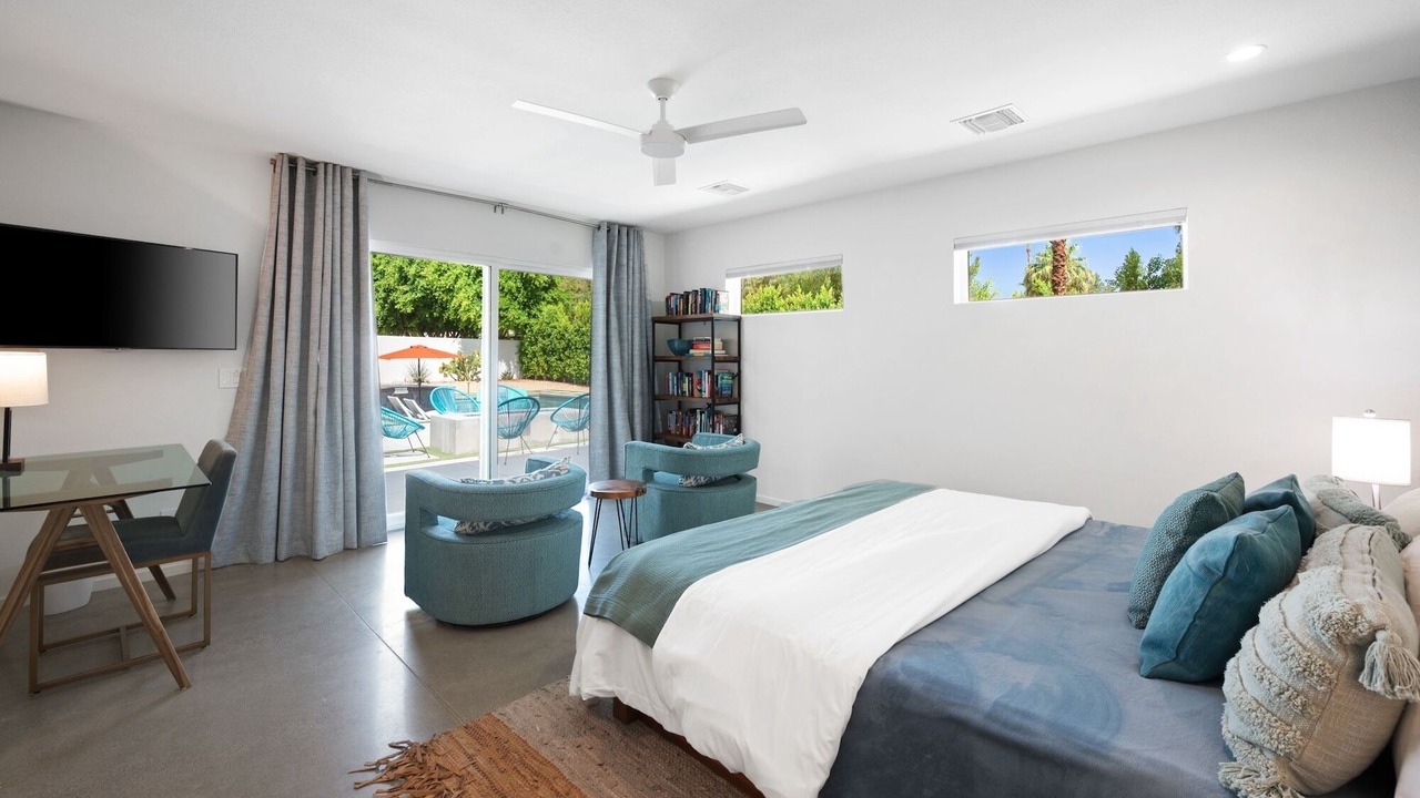 Photo of Bedroom in Racquet Club West