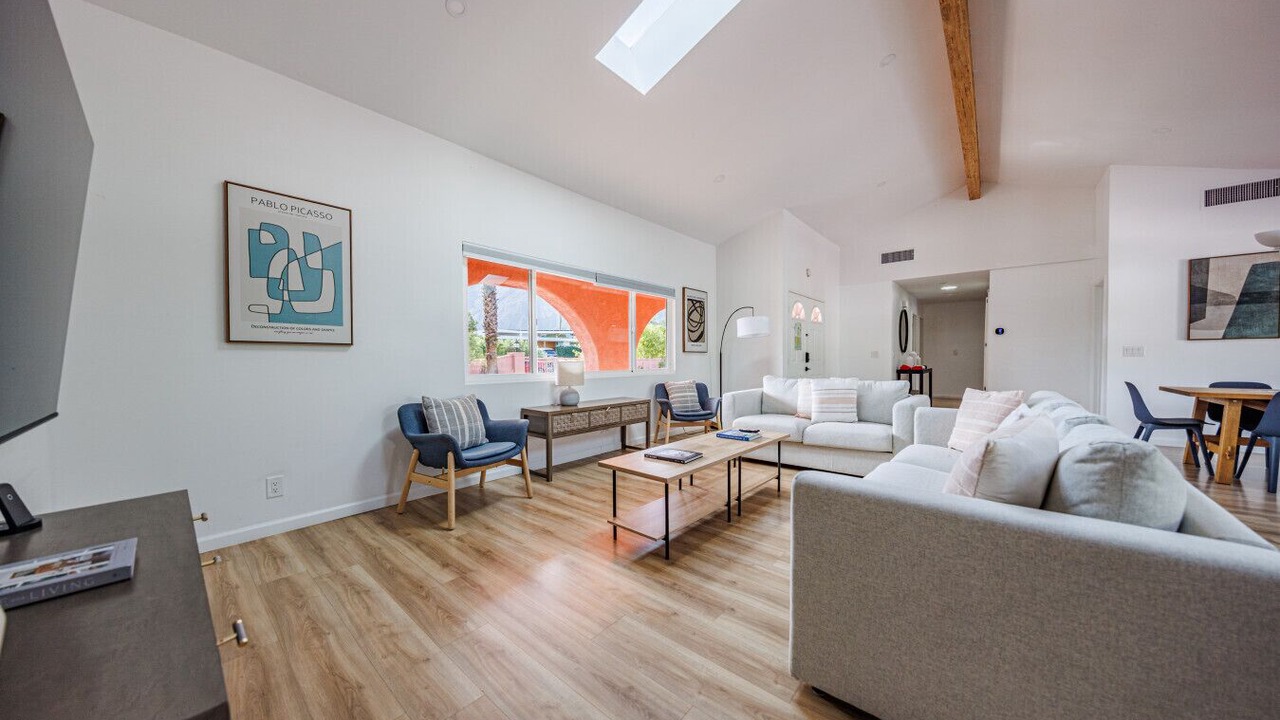 Photo of Livingroom in Racquet Club West