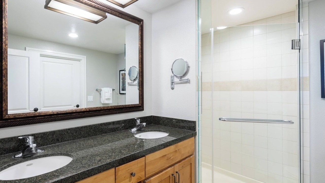 Photo of Bathroom in Bijou Park