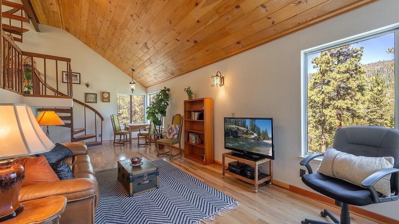 Photo of Livingroom in Tahoe National Forest