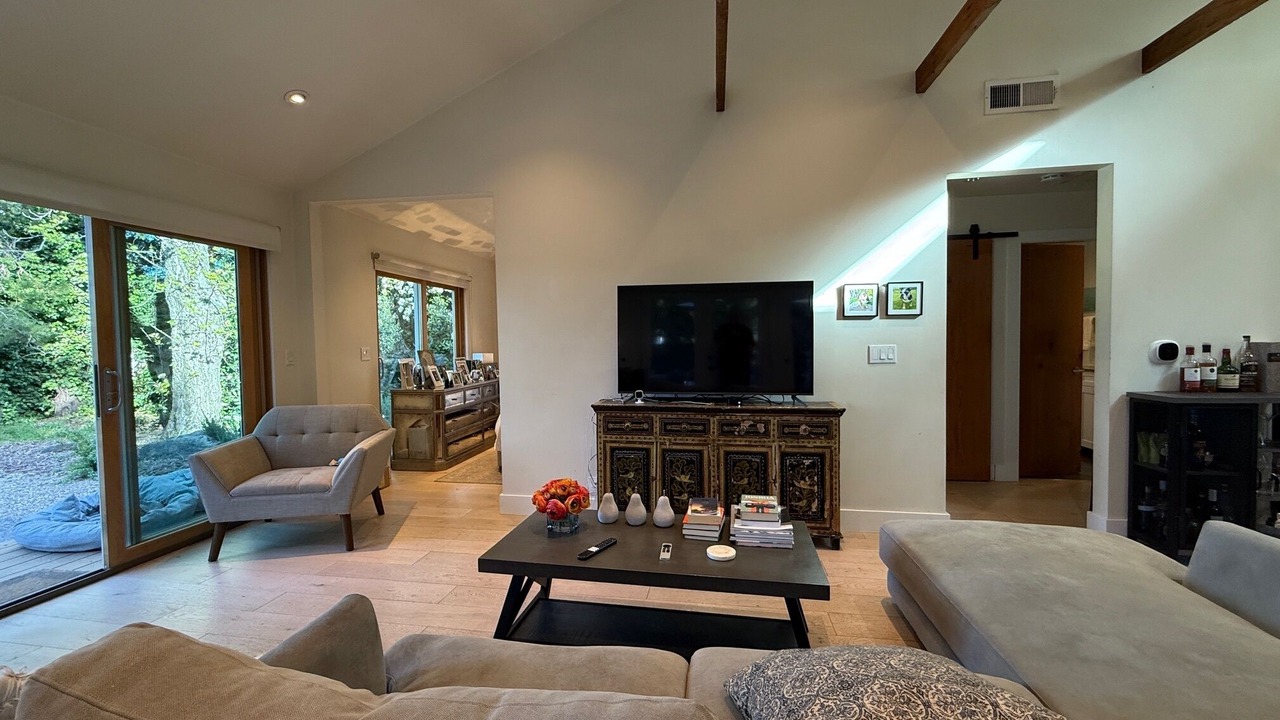 Photo of Livingroom in Oakville