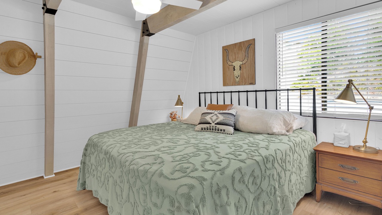 Photo of Bedroom in Oak Shores