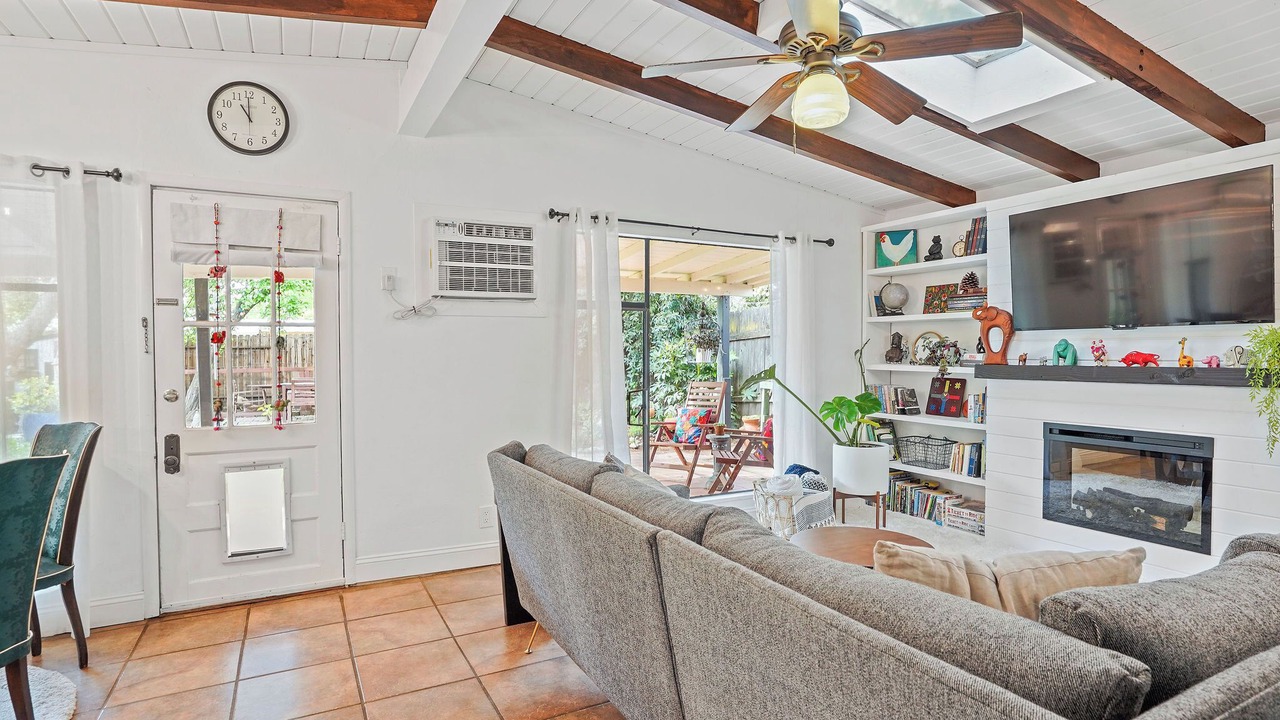 Photo of Livingroom in Davis