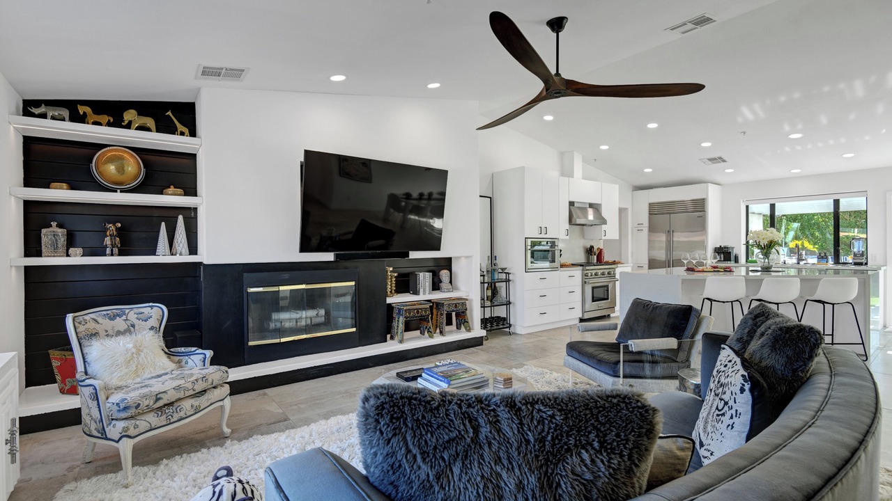 Photo of Livingroom in Racquet Club West