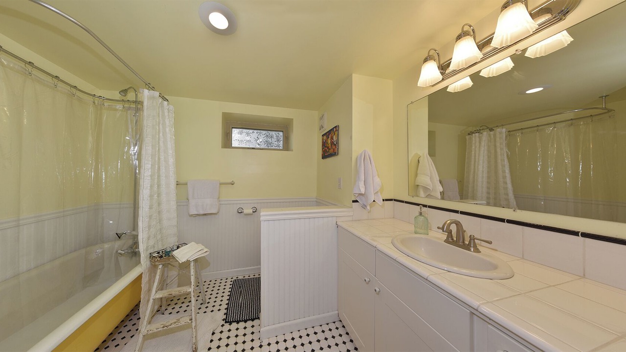 Photo of Bathroom in Dunsmuir