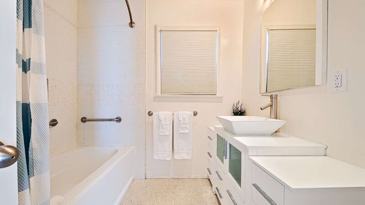 Photo of Bathroom in Cardiff-by-the-Sea