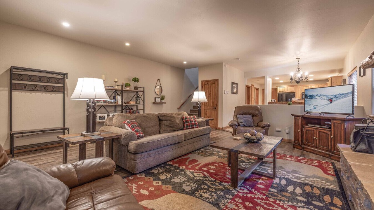 Photo of Livingroom in Summit Estates