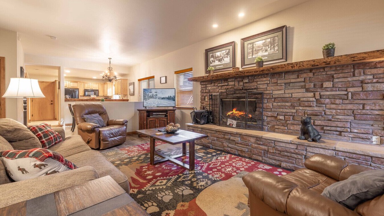 Photo of Livingroom in Summit Estates