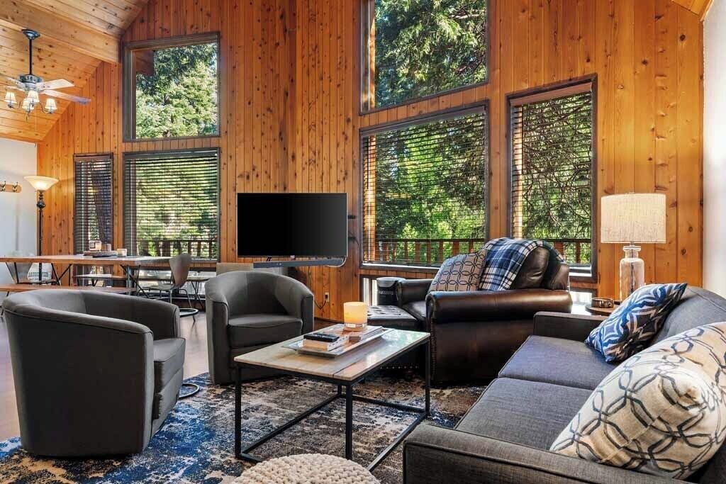 Photo of Livingroom in Hamilton Branch