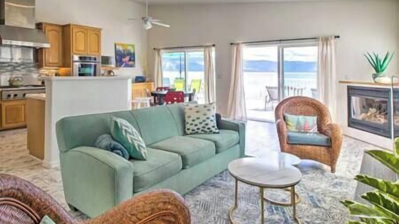 Photo of Livingroom in Lakeport