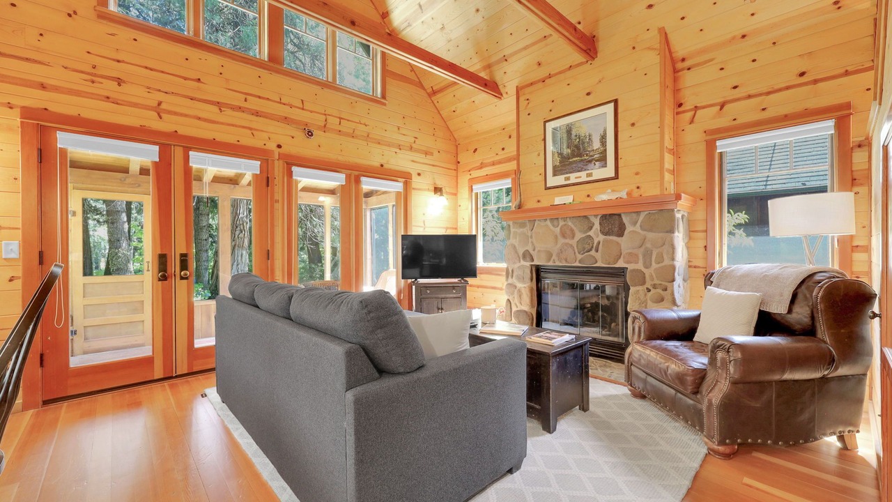 Photo of Livingroom in McKenzie Bridge
