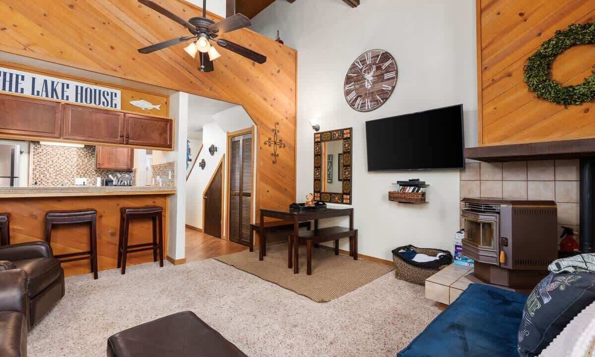 Photo of Livingroom in Shaver Lake