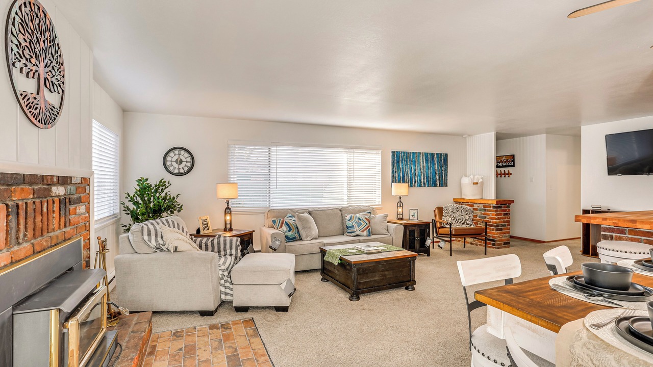 Photo of Livingroom in Burney