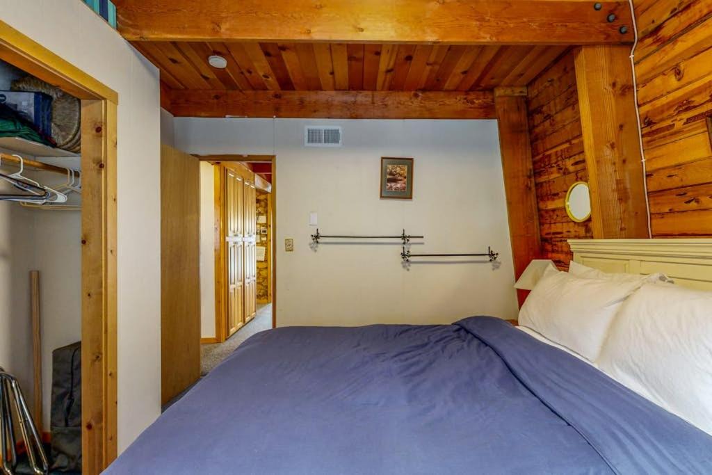 Photo of Bedroom in Serene Lakes
