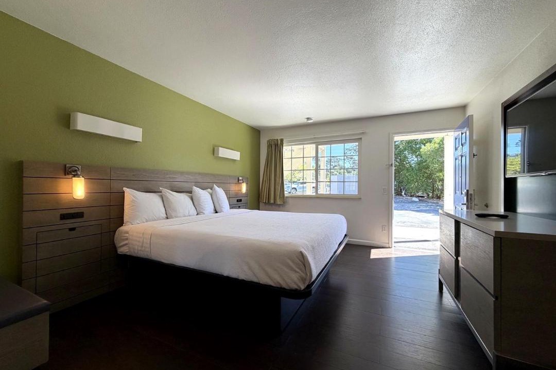 Photo of Bedroom in Munras Avenue