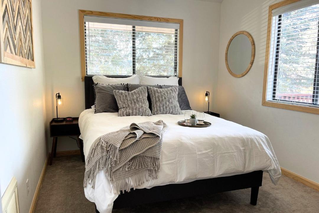 Photo of Bedroom in Pine Valley