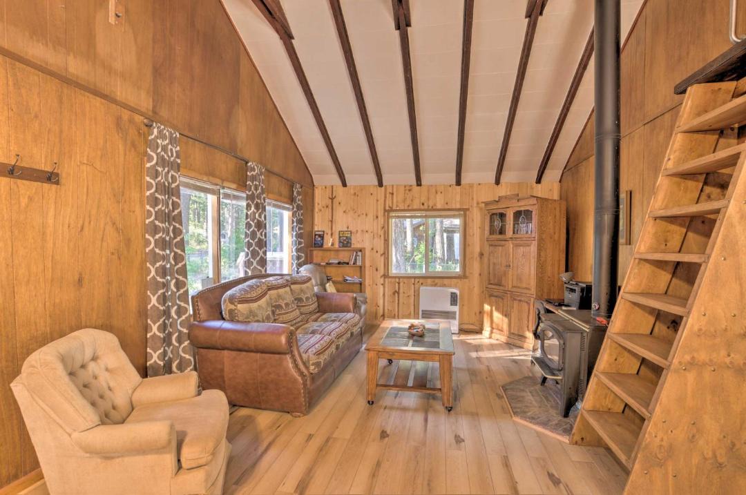 Photo of Livingroom in Klamath Falls