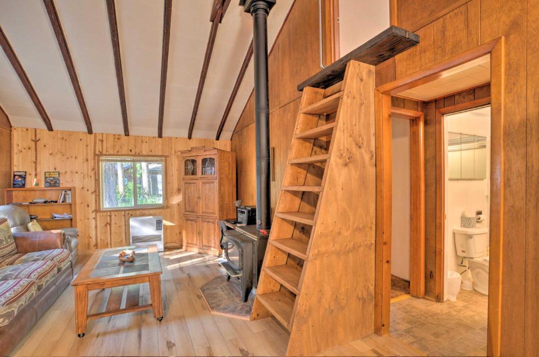 Photo of Livingroom in Klamath Falls