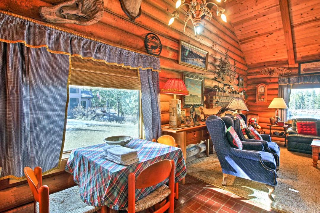 Photo of Livingroom in Oregon Water Wonderland