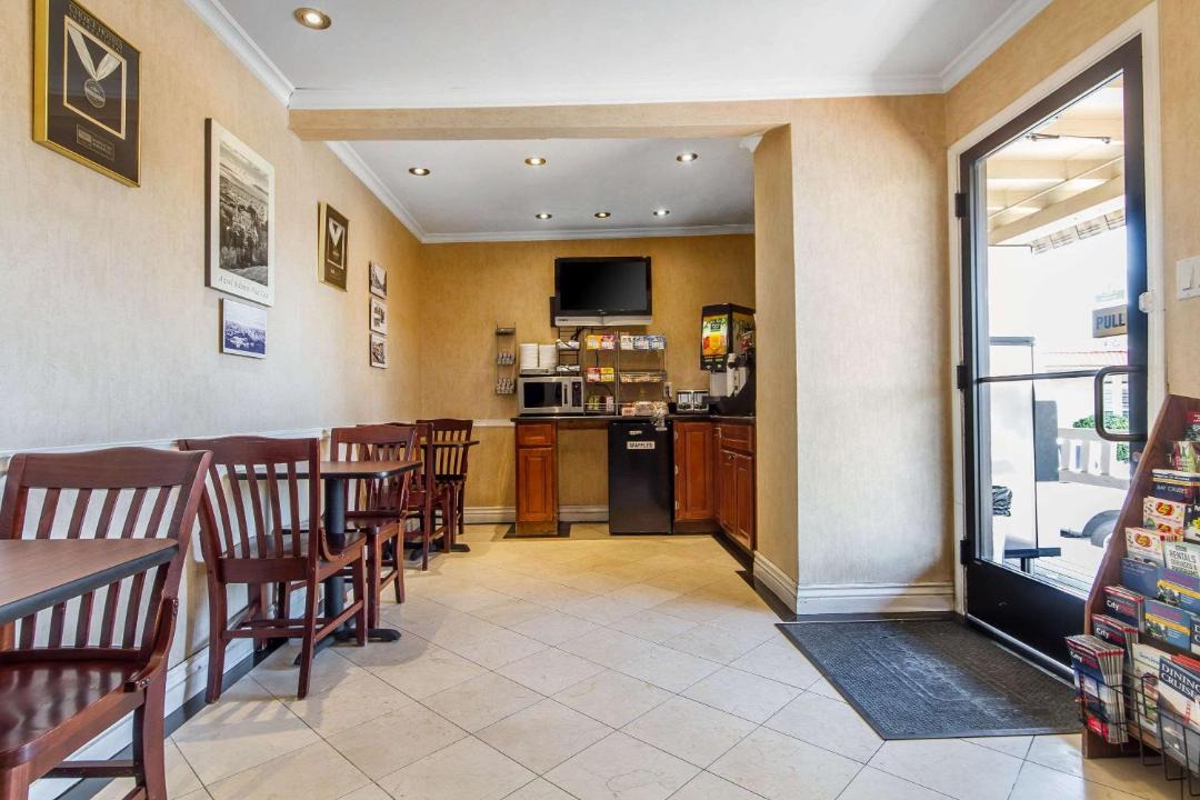 Photo of Livingroom in Northwest Berkeley