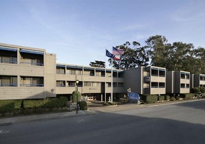 456 Embarcadero Inn & Suites
